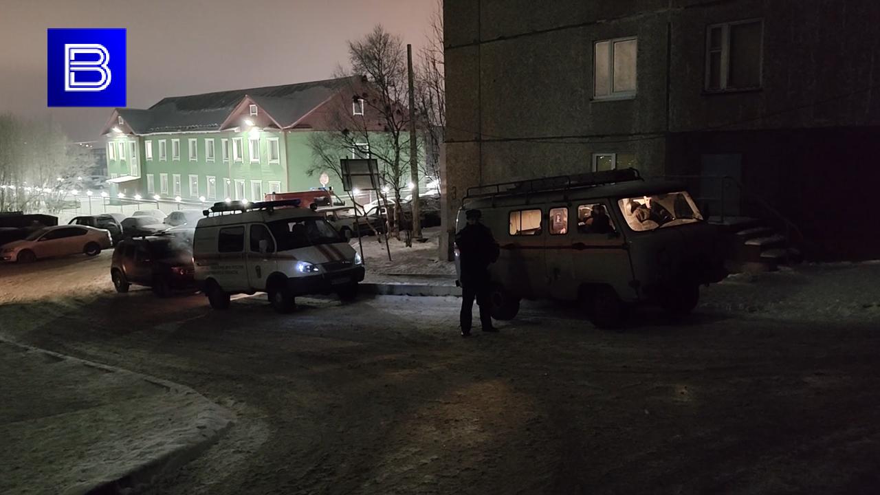 На Халтурина,1 в Мурманске в одной из квартир на кухне сгорели шторы, обрушилась стена